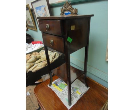 Small mahogany bedside unit with 2 drawers and shelf (neat item)