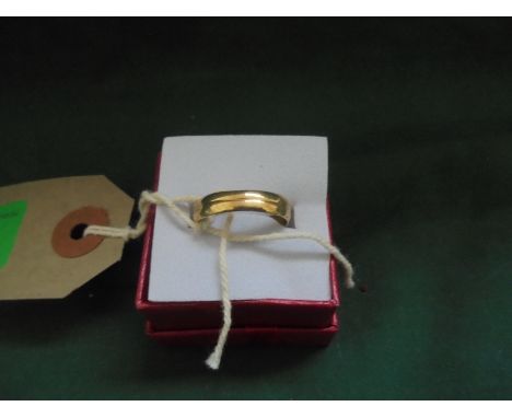 Gold wedding ring marked 18 (size Q)