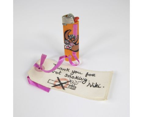Niki DE SAINT-PHALLE (1930-2002) Bic lighter and handwritten card at the exhibition 'Thank you for not smoking Niki'. Bic-aan