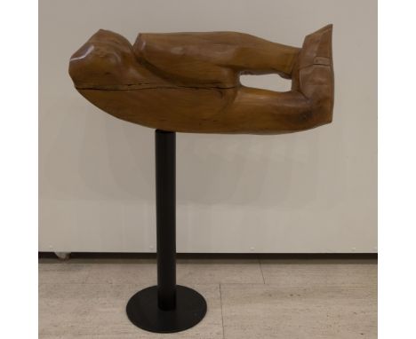 Bert DE CLERCK (1912) Vintage wooden sculpture on metal base. Vintage houten sculptuur op metalen staander. 113 x 88 x 29 cm