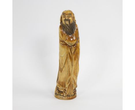 Chinese statue of an immortal in mammoth ivory, marked Chinees beeld van een onsterfelijke in mammoetivoor, gemerkt H 31.5 cm