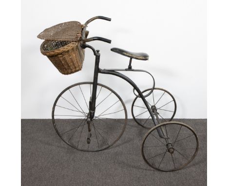 Antique vintage tricycle with wicker basket circa 1920 Antiek vintage driewieler met rieten mandje circa 1920 91 x 91 x 63 cm