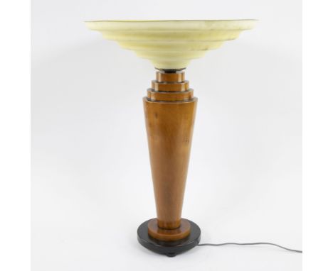 Art Deco table lamp with yellow glass coupe and polished wooden base Art Deco tafellamp met geel glazen coupe en gepolijste h