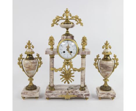 Louis XVI style, mantle garniture comprising a clock in brass with marble columns and two matching cassolettes. Schouwgarnitu