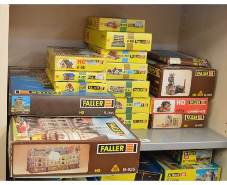 16 boxed Faller model kits in&nbsp; HO scale, including B-925 Four Shops with Apartment Buildings, B-579 Street lamps, B-945 