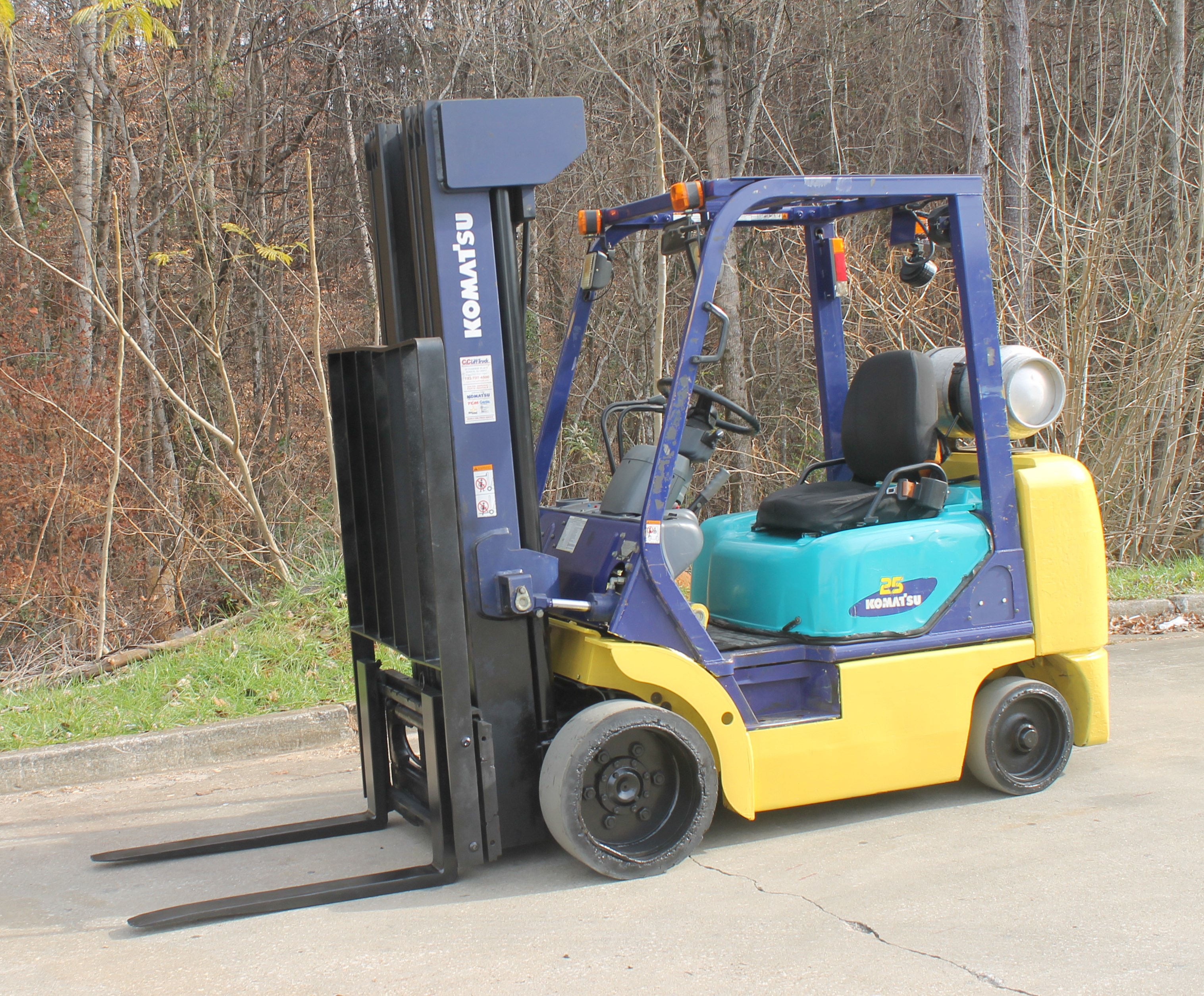 2002 KOMATSU 5000 LBS. CAPACITY 4 STAGE MAST PROPANE FORKLIFT, MODEL