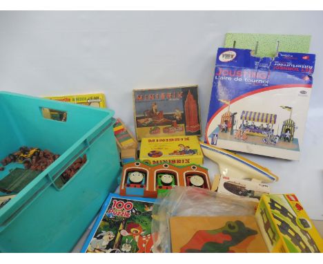 A small quantity of TV related Thunderbirds Mail Away figures and an alarm clock. 