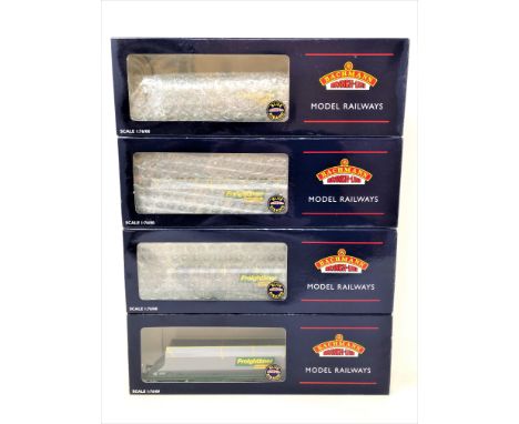 Bachmann : 38-030A-U Freightliner Wagon, boxed. (4) 