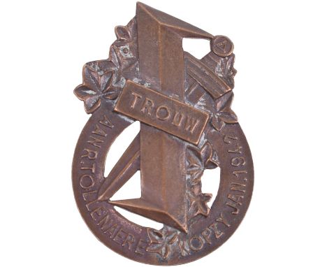 Rare Dutch VNV Black Brigade Tollenaere Honour Badge, bronze grade award with the Dutch wolf’s hook symbol with “TROUW” in a 