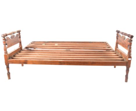 A 19th century American maple framed extending daybed / sofa. The daybed having&nbsp;carved ends with turned upright supports