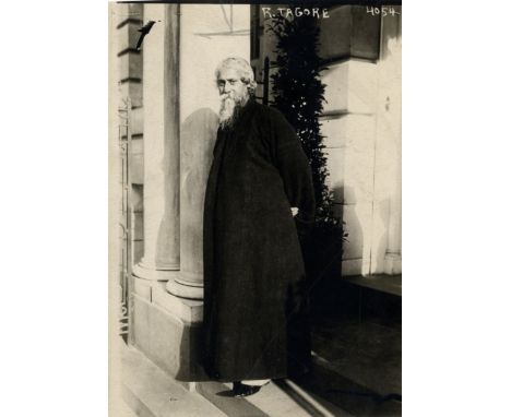 [PHOTOGRAPHS]: A good selection of vintage unsigned photographs, most of them Press Agency images of various sizes (8 x 10 an