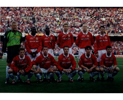 MANCHESTER UNITED: An excellent, large signed colour 20 x 16 photograph by thirteen members of the Manchester United football