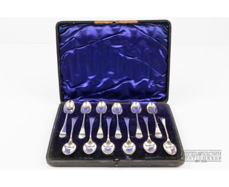 A set of twelve silver tea spoons, in fitted case, makers mark EJH over NH, Haseler Brothers, Chester 1901, 196grs total appr