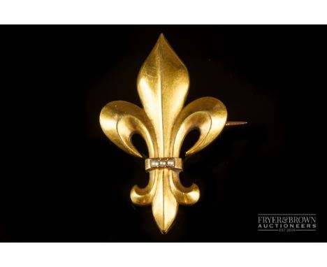 A Victorian bloomed 18ct yellow gold and split pearl fleur de lis brooch, c1880