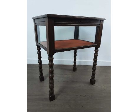 OAK BIJOUTERIE TABLE, LATE 19TH / EARLY 20TH CENTURY with silk lined recess, hinged glazed cover and sides, on bobbin turned 
