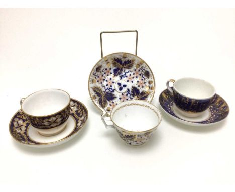 COLLECTION OF EARLY ENGLISH PORCELAIN, 18TH/19TH CENTURY  comprising cups, tea bowls and saucers, predominantely New Hall, de