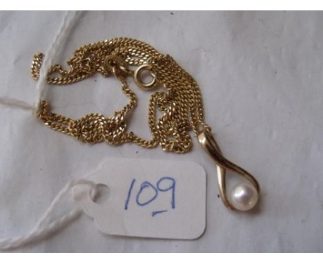 Attractive 9ct pearl pendant on 9ct chain 2.8g    