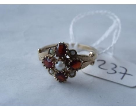 Garnet & pearl 9ct ring       