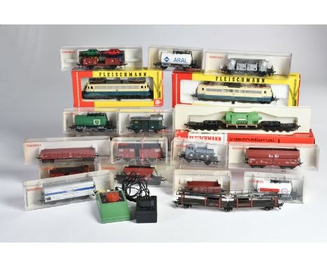 Fleischmann, 2 Loks u. 18 Wagen, H0, meist Z 1 und originalverpackt