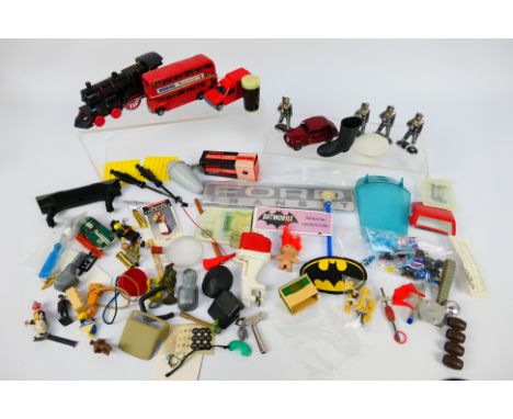 Minic - Dinky Toys - Others - A miscellany of unboxed mainly diecast and toy related items and accessories that includes a Di