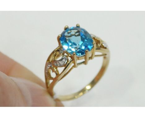 9 ct gold and blue topaz ring, size N