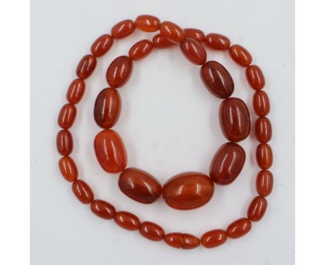 Amber graduated bead necklace, L: 58 cm. UK P&amp;P Group 1 (£16+VAT for the first lot and £2+VAT for subsequent lots)