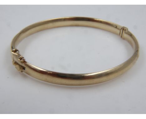 9ct gold hinged bangle, 6.9g. UK P&amp;P Group 0 (£6+VAT for the first lot and £1+VAT for subsequent lots)