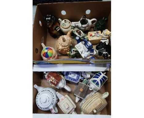 Two boxes of novelty ceramic teapots 