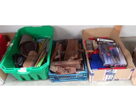 A quantity of tools including glue gun etc. COLLECT ONLY