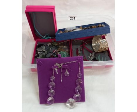A mixed lot of vintage and modern necklaces/pendants and earrings etc