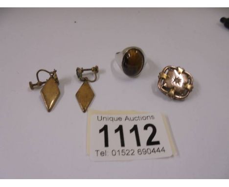 A pair of yellow metal earrings, a yellow metal brooch and a white metal ring.