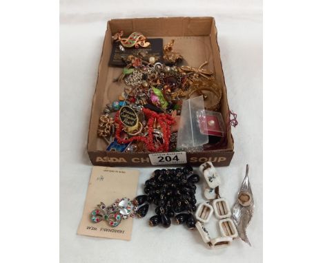 A mixed lot of vintage jewellery