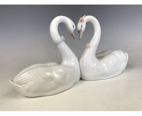 A Lladro figurine of a pair of swans, 6585