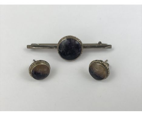 A vintage demi-parure of Blue John and white-metal jewellery, including a bar brooch and stud earrings, each centrally set wi