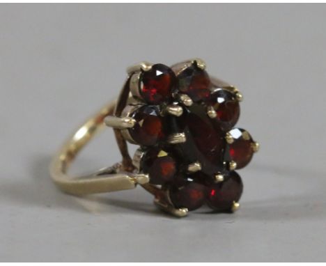 A 9ct gold garnet cluster ring, size L.