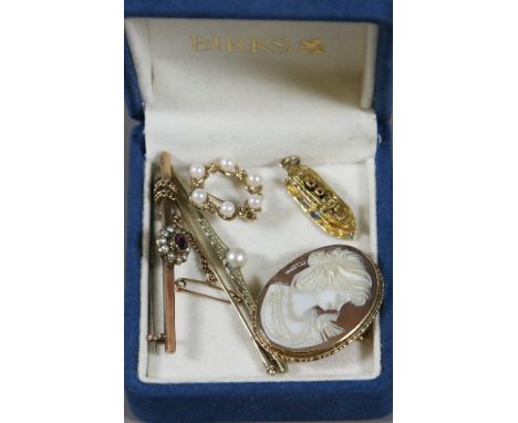 Five pieces of 9ct gold jewellery including cameo brooch, two bar brooches, a pearl brooch and a charm.