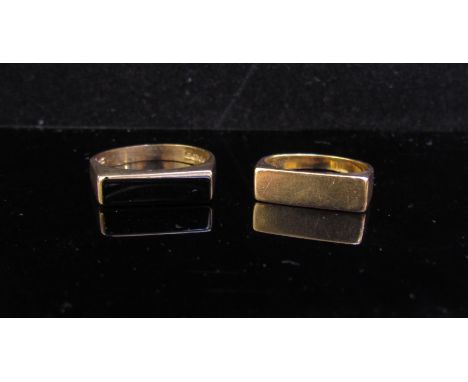 A gold ring with flat front, stamped 10k and another similar with black onyx front 9ct. Size M (2), 5.8g