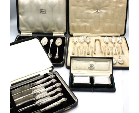 A cased set of George V silver teaspoons and sugar tongs, hallmarked by Mappin & Webb, London, 1921, in original case; a pair