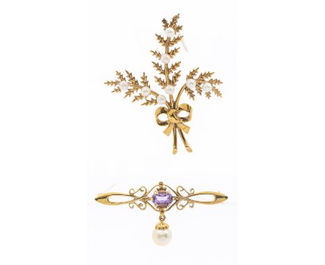 An amethyst and cultured pearl set 9ct gold bar brooch, comprising a scrolled bar set to the centre with an oval amethyst, su