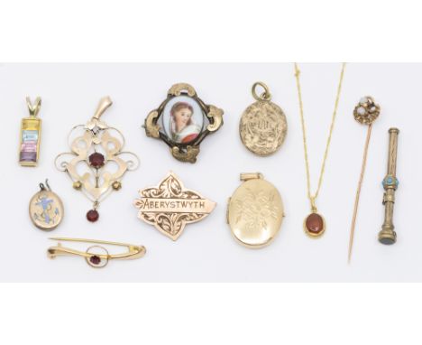 A small collection of jewellery to include a 9ct gold stone set pendant and brooch, 9ct gold locket, combined total gross wei