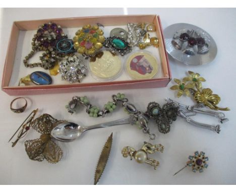 A mixed lot of jewellery to include a 9ct gold ring, 9ct gold brooch and mixed costume jewellery to include a micro mosaic br