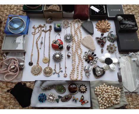 A quantity of vintage and modern costume jewellery to include paste brooches, faux pearls, a Jaeger keyring, a Mdina glass pe