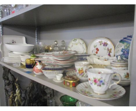 A mixed lot of ceramics and glassware to include an Imari pattern paperweight in the form of a bird, Susie Cooper for Wedgwoo