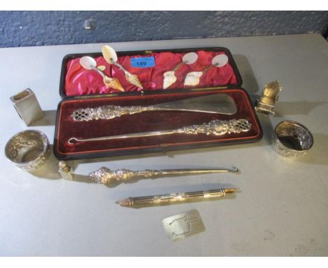 A mixed lot of silver items to include a cased silver handled button hook and shoe horn, Birmingham 1900, a miniature model o