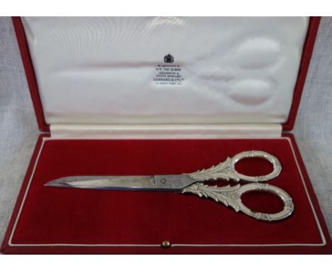 GARRARD &amp; CO LTD: A pair of silver and steel scissors in a fitted presentation case