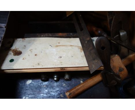 A COLLECTION OF VINTAGE HAND TOOLS, to include a vice, 2 chisels, marking gauge, level and spoke shave