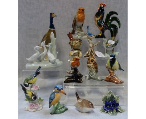 A LARGE COLLECTION OF CERAMIC BIRDS, to include a Goebel robin