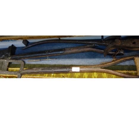 A COLLECTION OF VINTAGE HAND TOOLS to include a bulldog peat spade