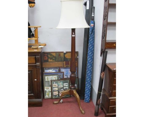 XX Century Mahogany Standard Lamp, with reeded column on cabriole legs, pad feet.