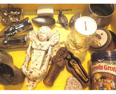 A tray lot of mostly metalware pieces to include two Coca Cola bottles, a vintage door knocker etc. P&amp;P Group 1 (£14+VAT 